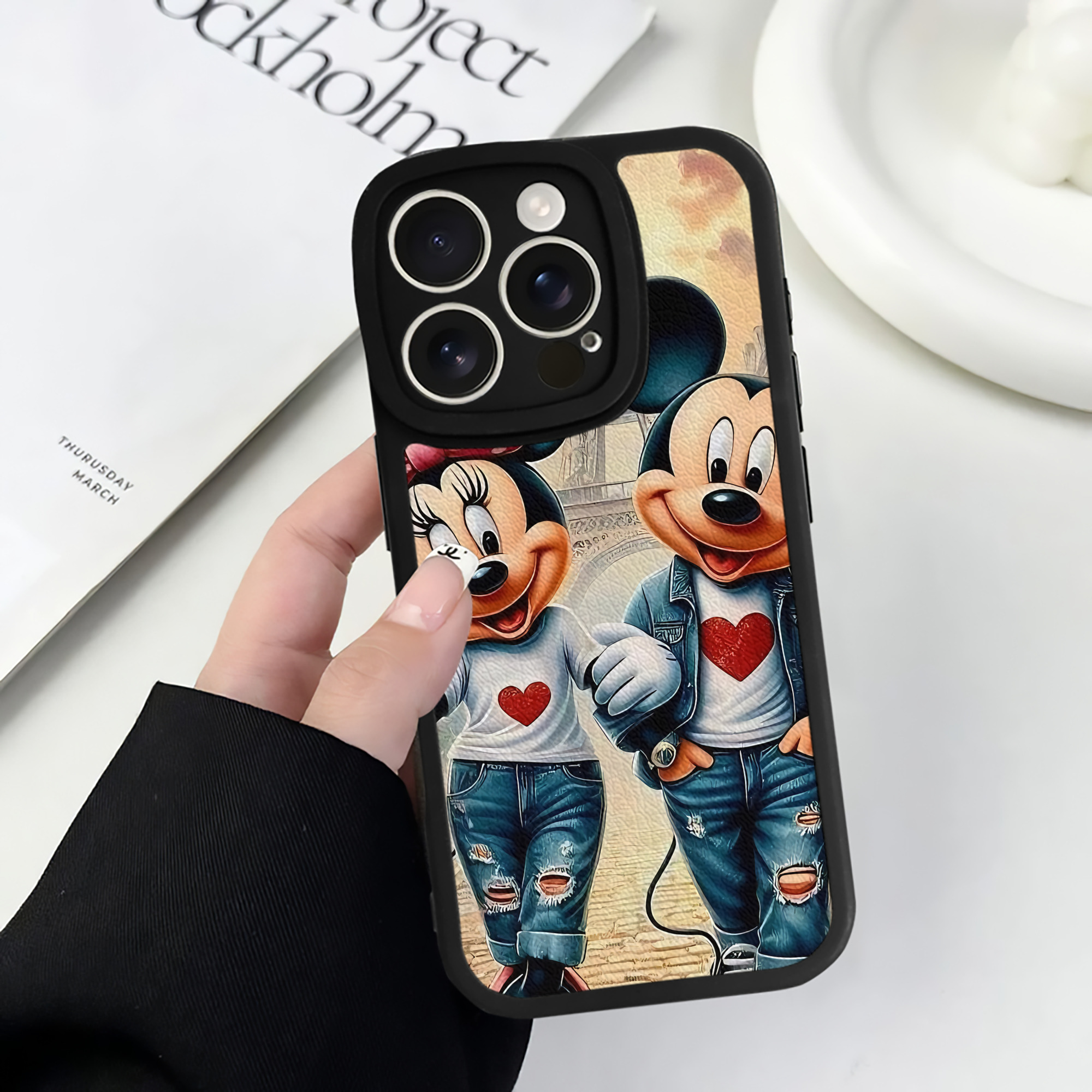 （画像用） ミッキーマウス Mickey Mouse 【iPhone 16シリーズ対応】シリコンスマホケース（レザー調） 材質：シリコン